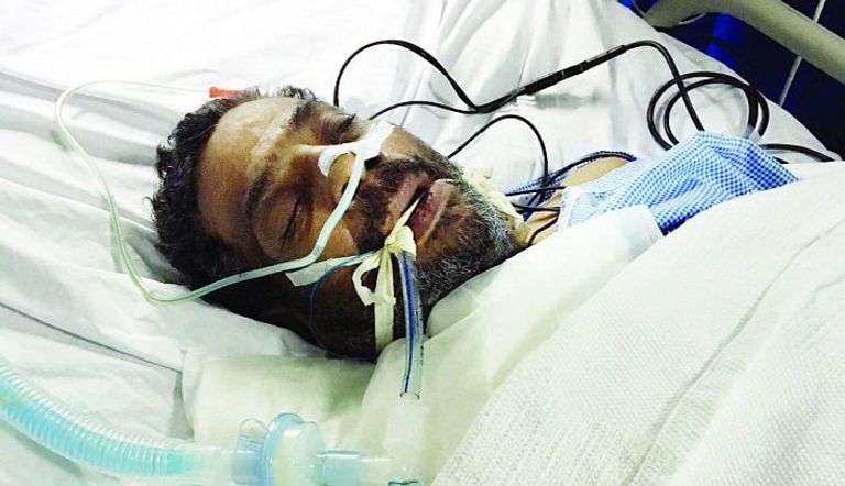 الفنان السعودي إبراهيم السويلم أثناء مكوثه في المستشفى