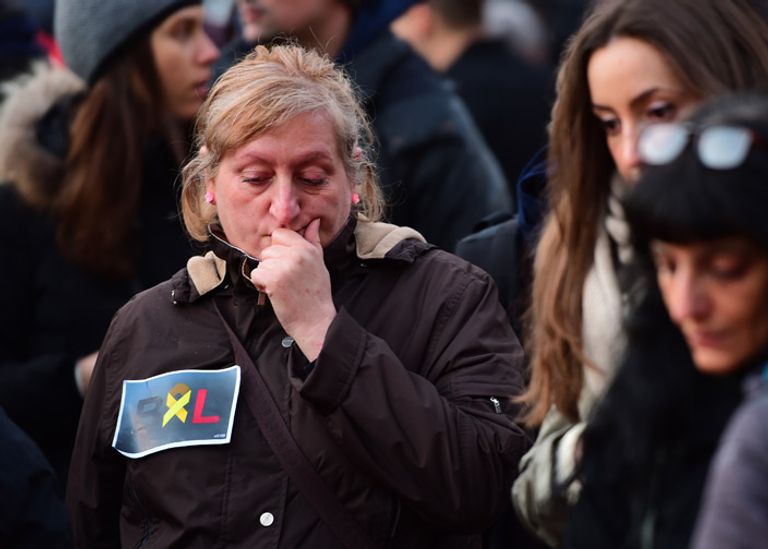 أحد السيدات تبكي ضحايا تفجيرات بروكسل