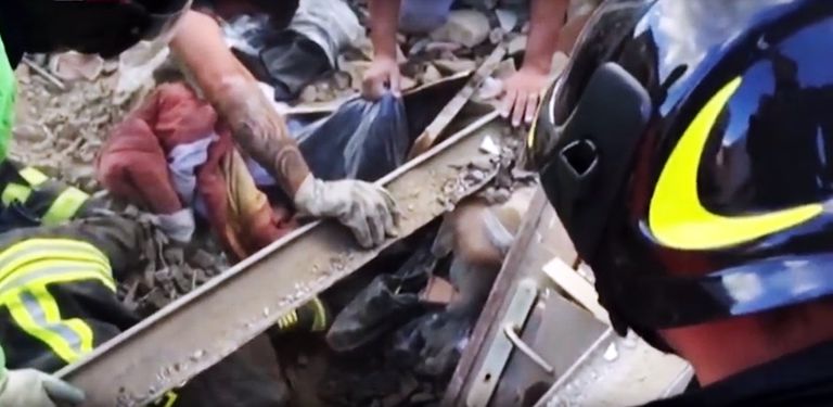 الطفلة انتشلت من تحت أنقاض مبنى في بلدة بيسكارا ديل ترونتو الإيطالية 