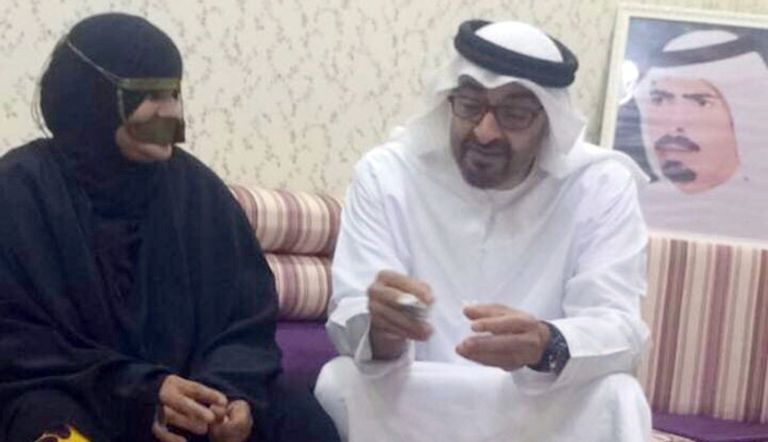 الشيخ محمد بن زايد خلال زيارته لأسرة المرحوم حميد النهم