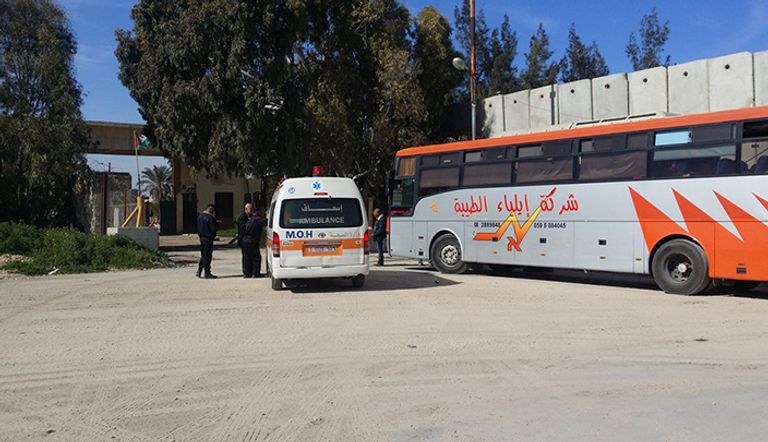 حافلة وسيارة إسعاف ينطلقان من الجانب الفلسطيني للمعبر إلى المصري