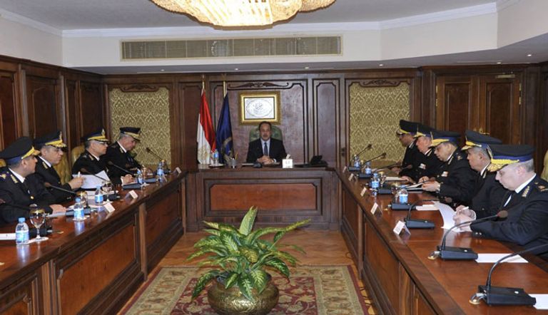 اجتماع وزير الداخلية المصري ومساعدية