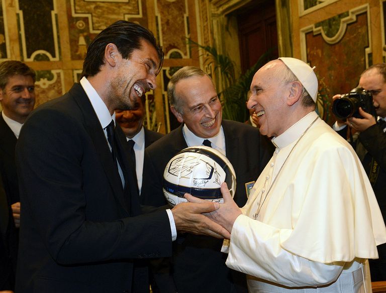 بابا الفاتيكان فرانسيس الأول يستقبل بعثتي يوفنتوس وميلان عشية مباراة نهائي كأس إيطاليا 