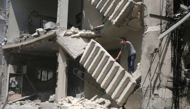 أنقاض مبنى دمر بفعل ضربات جوية على حلب