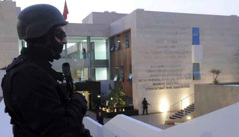 حارس يقف خارج مكتب التحقيقات المركزي القضائي في المغرب