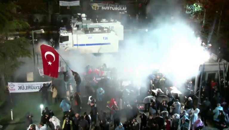 أنصار صحيفة زمان التركية يرفضون قرار اغلاقها