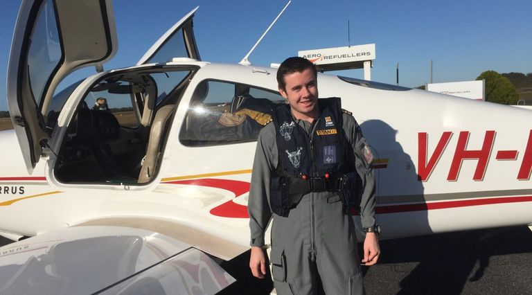 لاكلان سمارت أصغر شاب يكمل رحلة حول العالم منفرداً في طائرة ذات محرك واحد