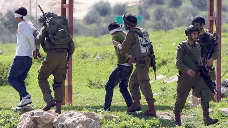 جيش الاحتلال الإسرائيلي أثناء توقيف عدد من الفلسطينين