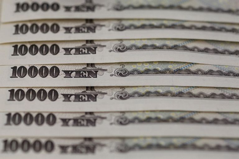 أوراق نقدية من فئة 10 ألاف ين (رويترز)