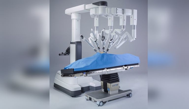 جهاز الروبوت الجراحي دا فينشي من انتاج شركة إنتويتيف سيرجيكال في كاليفورنيا عام 2015