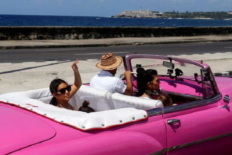كيم كاردشيان وزوجها المغني كاني وست في رحلة إلى كوبا