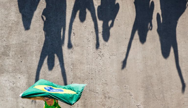 ظلال لجماهير برازيلية في طريقها لأحد ملاعب الأولمبياد