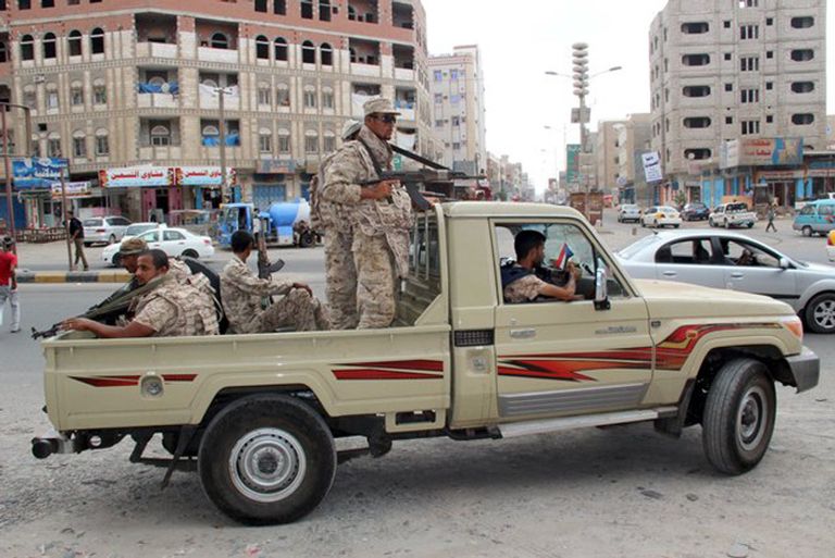 جنود الجيش اليمني بدوريات في شوارع حي المنصورة في عدن