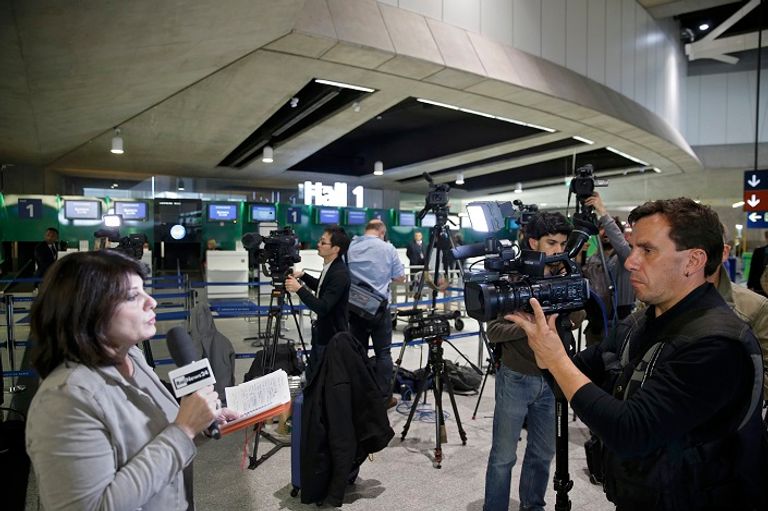 صحفيون وإعلاميون في مطار شارل ديجول (رويترز)