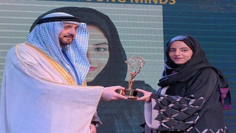 الشيخة جواهر بنت عبد الله القاسمي خلال استلامها الجائزة 