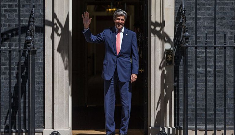 لحظة اصطدام وزير الخارجية الأمريكي جون كيري بالباب خلال دخوله مقر رئاسة الوزراء البريطانية.