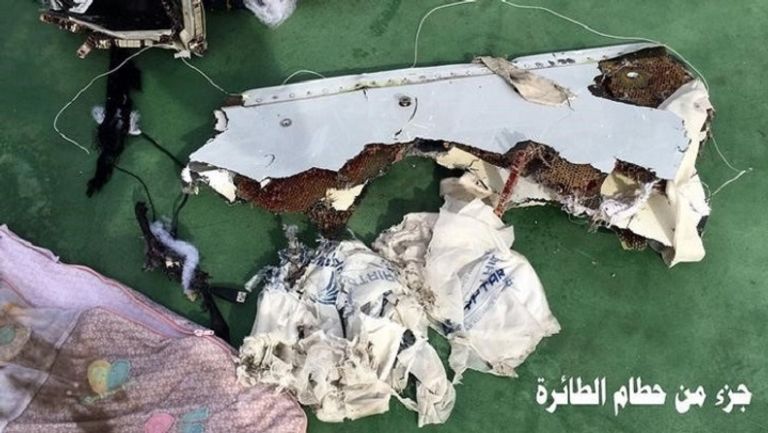 جزء من حطام الطائرة المصرية المنكوبة تم انتشاله في صورة وزعها الجيش المصري (أرشيفية)
