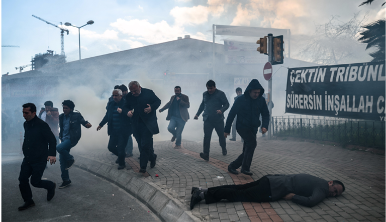 تفريق المحتجين على غلق صحيفة معارضة التركية 
