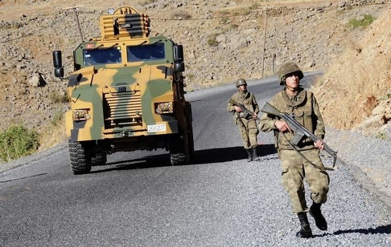 جنديان تركيان في دورية بإقليم هكاري في جنوب شرق تركيا 
