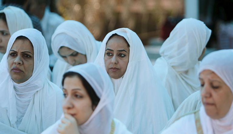 سيدات من طائفة الصابئة المندائيين العراقية خلال مراسم دينية في بغداد (أرشيفية)