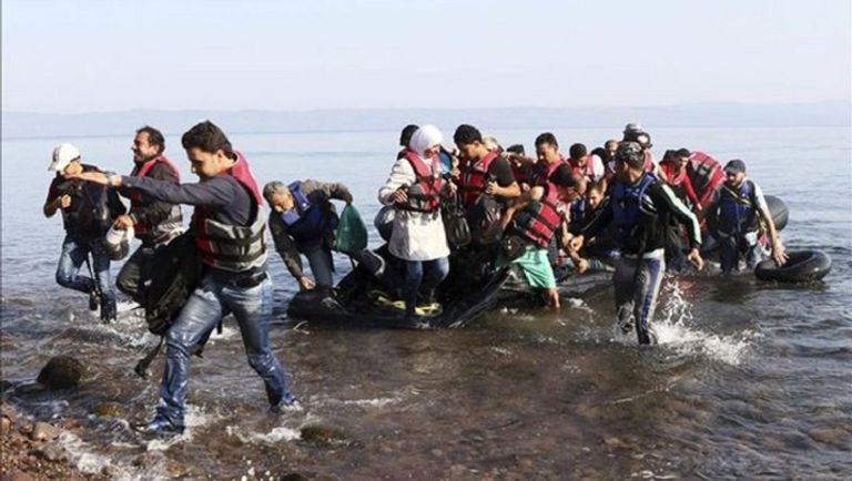 مهاجرون يحاولون الوصول إلى الشواطئ اليونانية