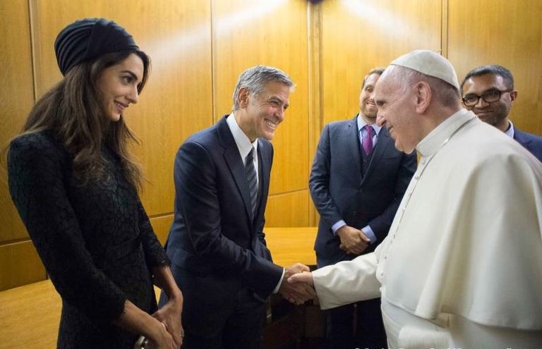 البابا فرنسيس بابا الفاتيكان خلال لقاءه مع جورج كلوني