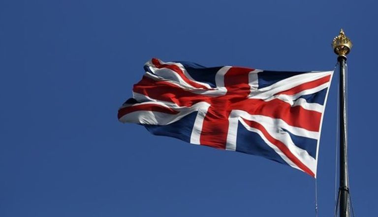 علم المملكة المتحدة فوق البرلمان وسط لندن 