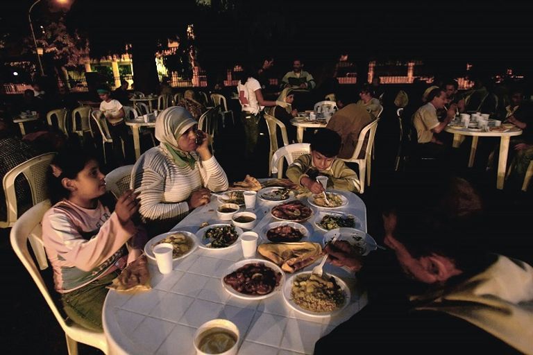 صورة ارشيفية لعائلة لبنانية تتناول السحور في أحد المطاعم ببيروت (أ ف ب)