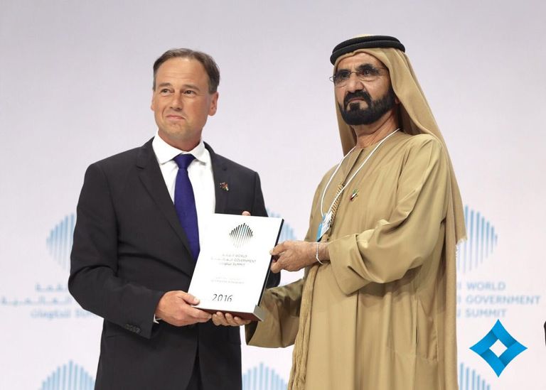 الشيخ محمد بن راشد يهدي وزير البيئة الأسترالي جائزة 