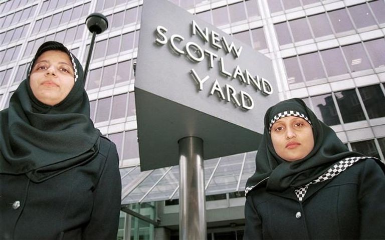 الحجاب ضمن أزياء شرطة العاصمة في لندن منذ أكثر من 10 سنوات