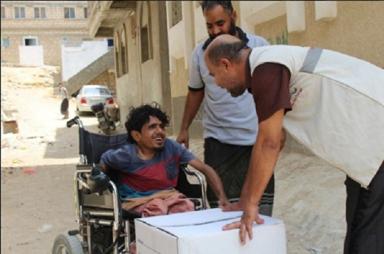 تسليم الإعانات من الهلال الأحمر الإماراتى لمعاقى المكلا
