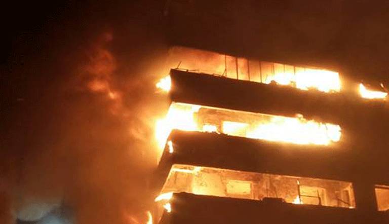 الحريق التهم أحد الفنادق بوسط القاهرة