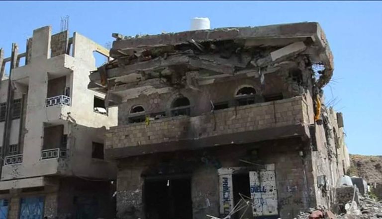 أحد المنازل المدمرة في مدينة تعز جراء القصف المتواصل للحوثيين على الأحياء السكنية