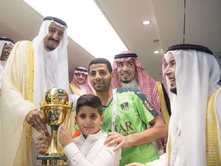 فريق الأهلي بعد تتويجه بطلاً لكأس خادم الحرمين الشريفين السعودي لكرة القدم