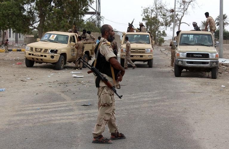 المسلحون فجّروا سيارتين مفخختين لاقتحام المعسكر في مطار عدن