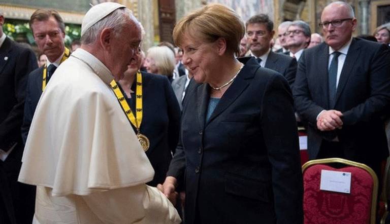 المستشارة الألمانية أنجيلا ميركل تصافح البابا فرنسيس