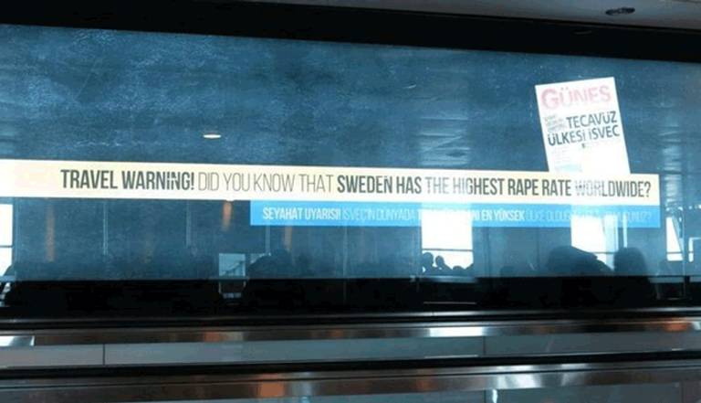 علان في مطار اسطنبول يحذر المسافرين من التعرض للاغتصاب في السويد