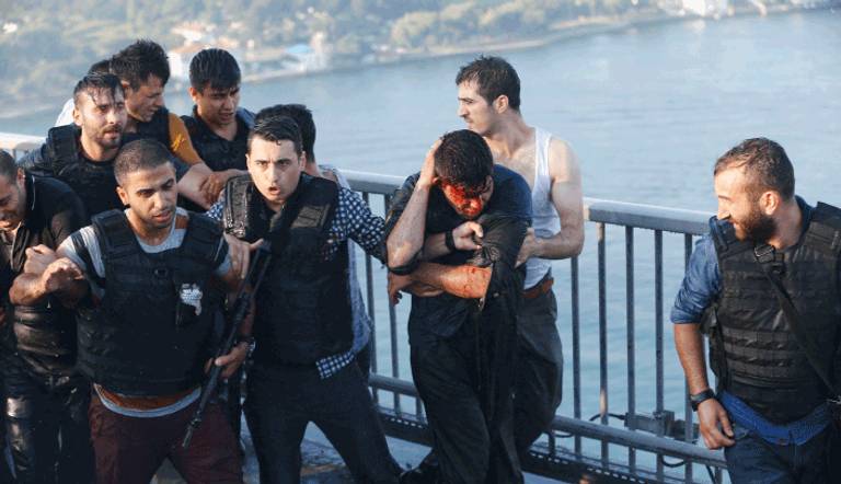 القبض على عدد من الضباط منفذو محاولة الانقلاب في تركيا- رويترز