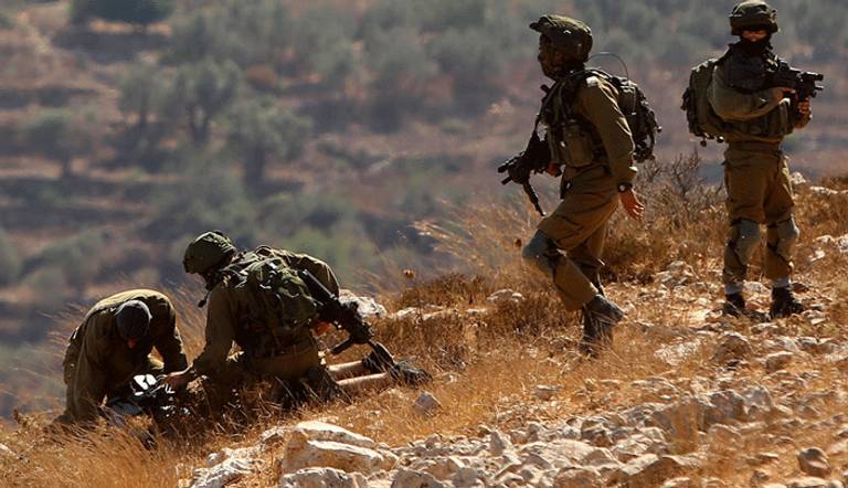 القوات الاسرائيلية تعتقل فلسطينيا بالضفة الغربية (صورة أرشيفية)