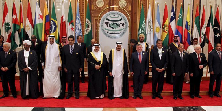 الرؤساء والملوك في صورة جماعية مع انطلاق القمة العربية اللاتينية الرابعة