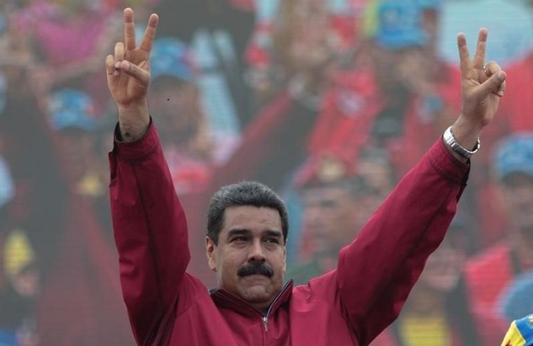 الرئيس الفنزويلي نيكولاس مادورو يحيي أنصاره خلال مسيرة موالية للحكومة في كراكاس