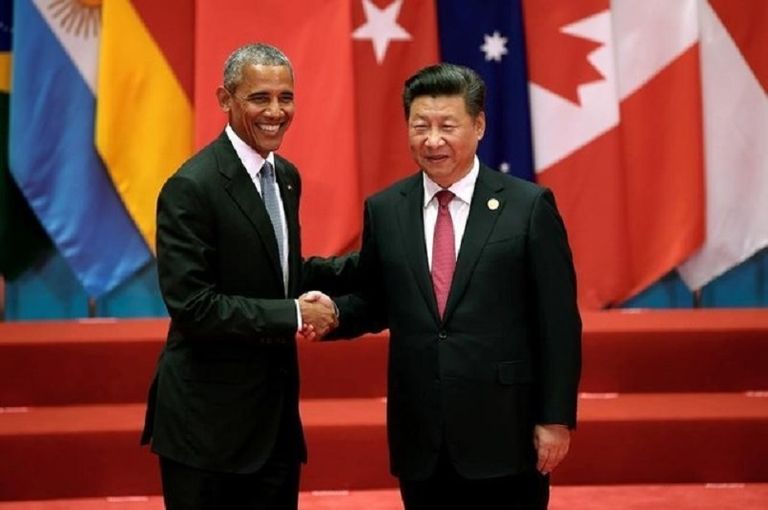 الرئيس الأمريكي باراك أوباما يصافح نظيره الصيني شي جين بينغ 