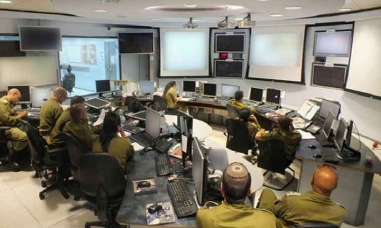  جانب من عمل وحدة الإعلام الجديد في الجيش الإسرائيلي