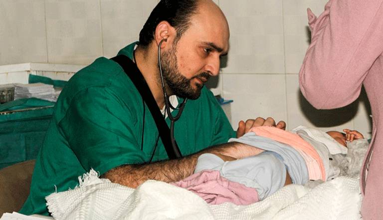 الطبيب السوري محمد وسيم معاذ خلال العمل في مستشفى حلب الأطفال