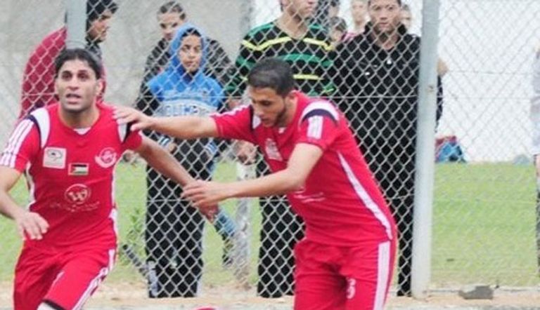  النبريص يحتفل بأحد أهدافه مع فريقه