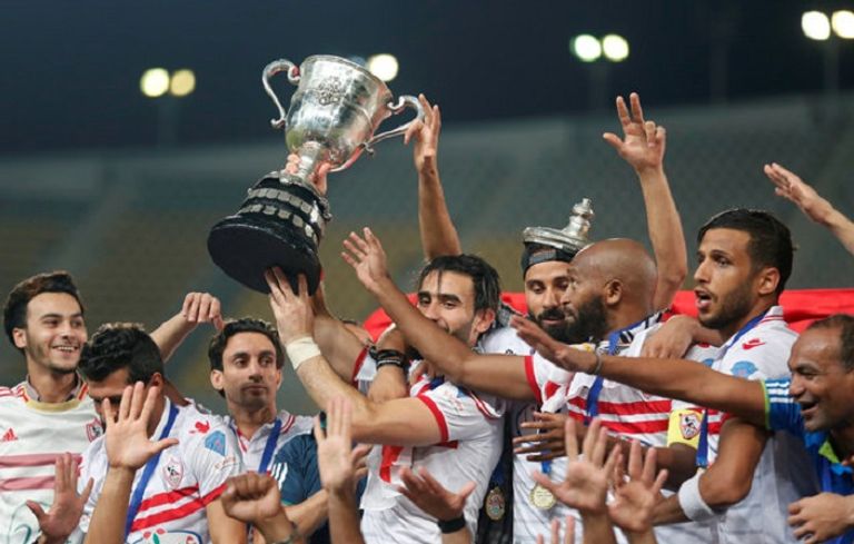 نادي الزمالك يرفع كأس مصر