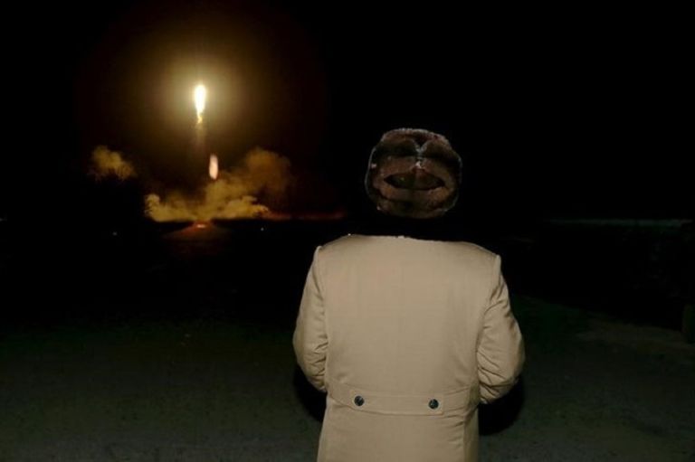 الزعيم الكوري الشمالي كيم جونج اون يشرف على إطلاق صاروخ باليستي يوم الأربعاء