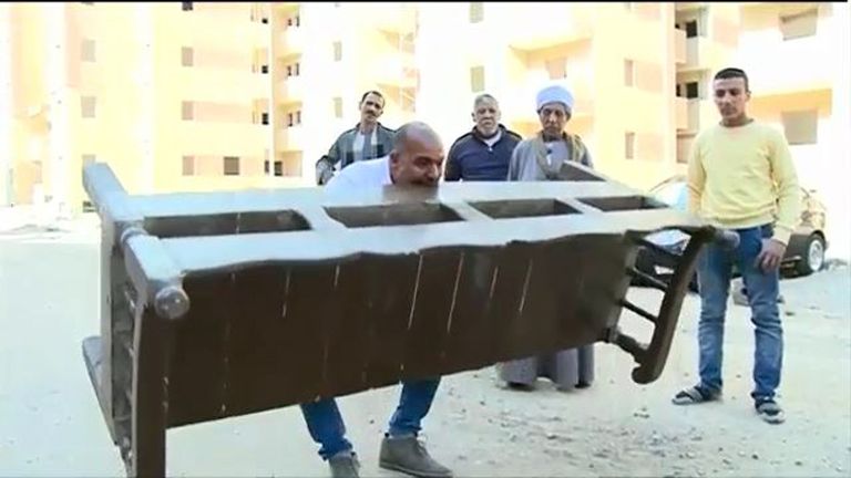 رجل مصري يتمتع بقوة خارقة تبلغ نحو 360 حصانا