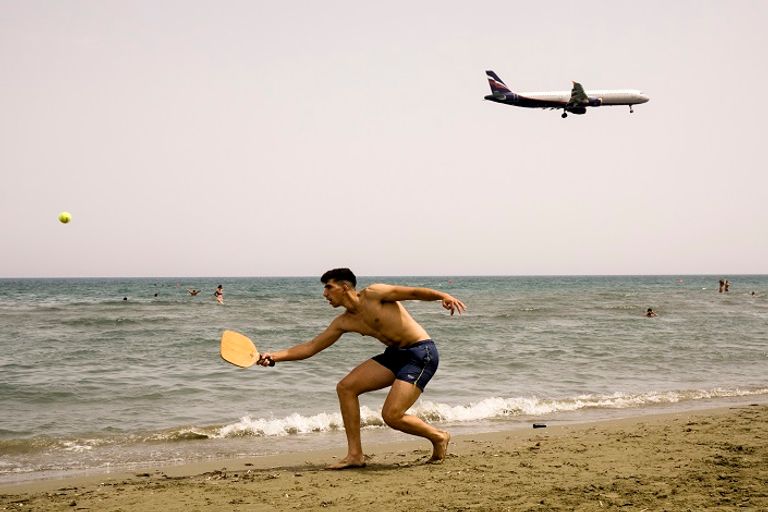 طائرة تحلق قرب أحد شواطئ قبرص (أ ف ب)