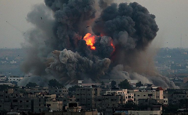 قصف أحد الأحياء في غزة